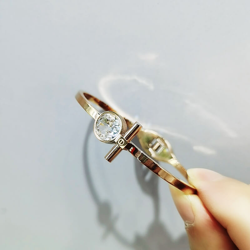 Vòng tay thép titan mạ vàng 18K sang trọng