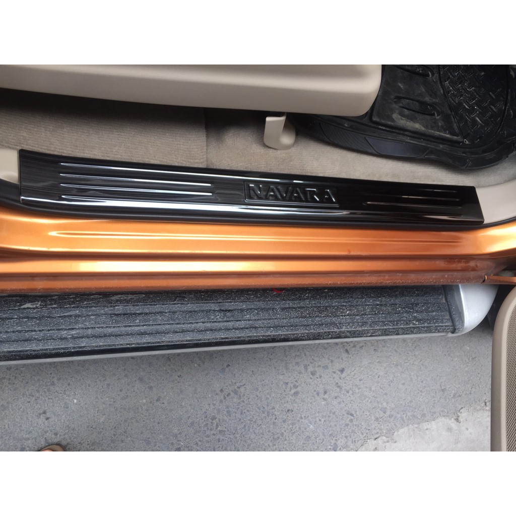 Ốp bậc cửa, nẹp bước chân xe Nissan Navara 2016 đến 2021 mẫu TITAN cao cấp