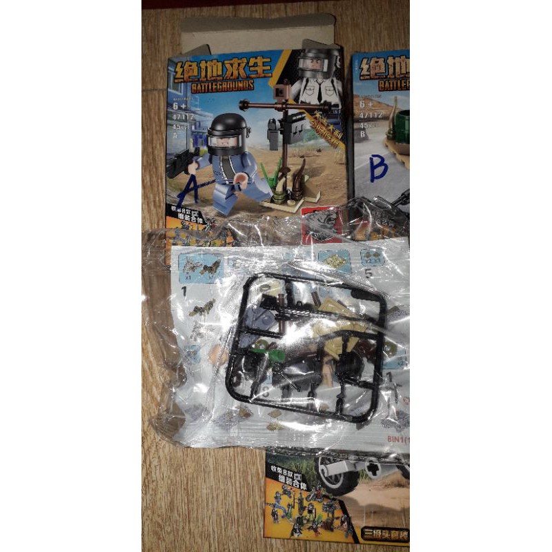 Lắp ráp 1 hộp LegoBattleguonds 47112 có nhiều chi tiết