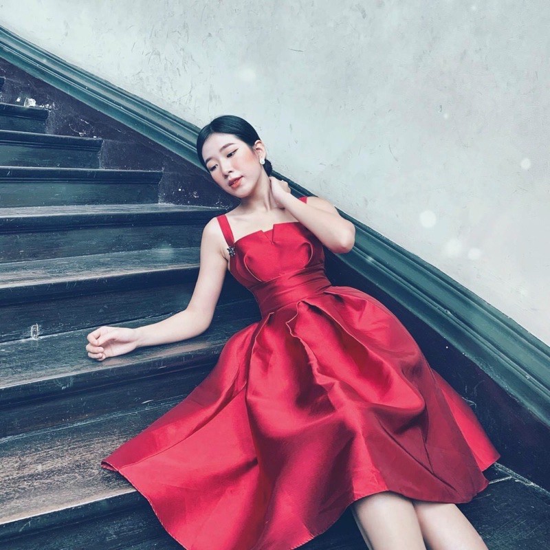 ĐẦM XOÈ XẾP LY CỔ VUÔNG