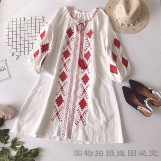 Váy xoè boho tay lỡ hoạ tiết thêu thổ cẩm thắt dây đỏ