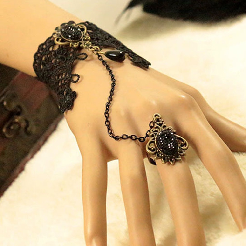 Vòng tay thiết kế ren màu đen kết hợp cùng nhẫn có đính đá phong cách quyến rũ | BigBuy360 - bigbuy360.vn