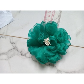 Hoa cài áo nhụy trắng