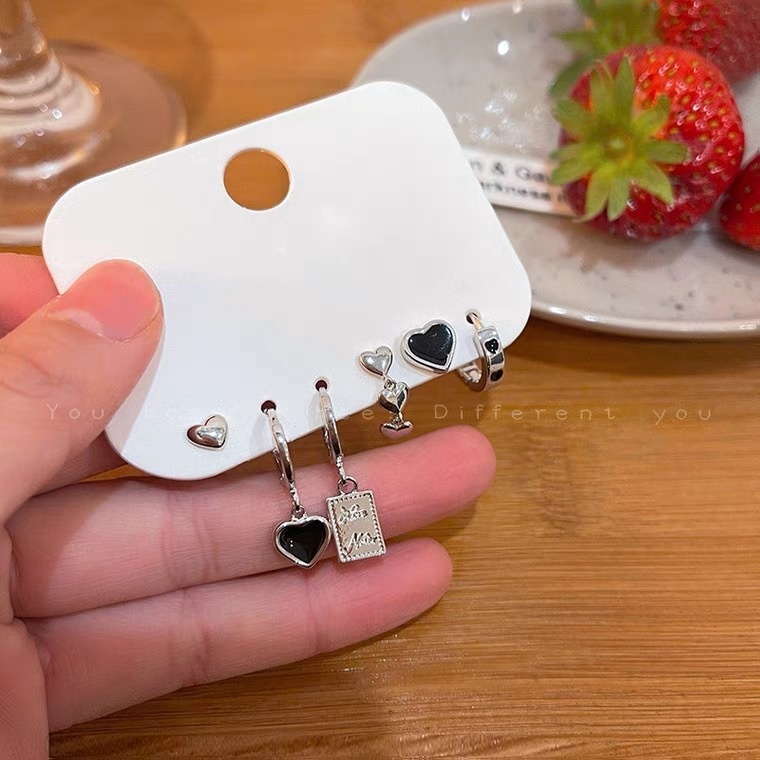 Bộ bốn bông tai màu đen hình trái tim phong cách Hàn Quốc 19A1491