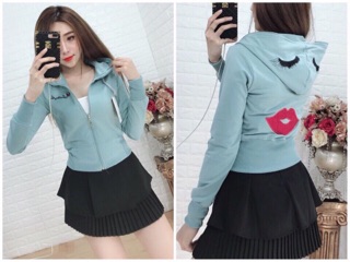 Khoác lửng ôm eo thêu môi dễ thương