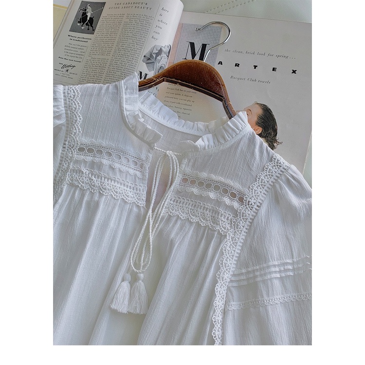 Đầm babydoll đũi trắng tay phồng phong cách boho kèm thắt lưng và dây buộc eo đơn giản, váy boho trắng tay phồng cổ trụ
