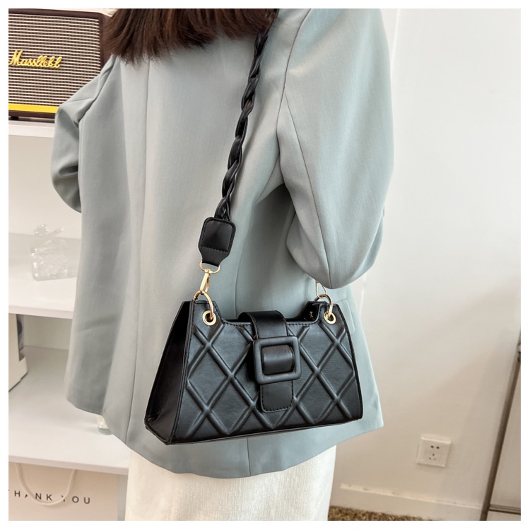 Túi xách nữ đeo chéo họa tiết caro chéo nổi lên dây đeo xoắn cá tính ngăn có dây kéo, có hai màu đen và trắng