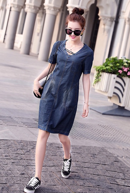 Đầm jean tay ngắn cổ đính dây chéo in chữ phối túi