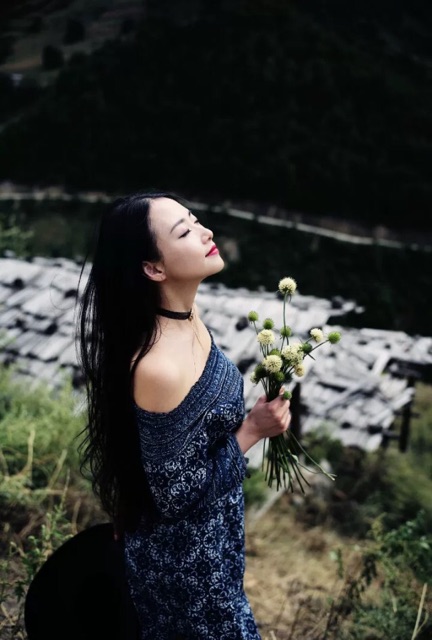 Váy thổ cẩm trễ vai