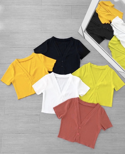 ÁO CROPTOP CỔ V ĐÍNH NÚT 🥬