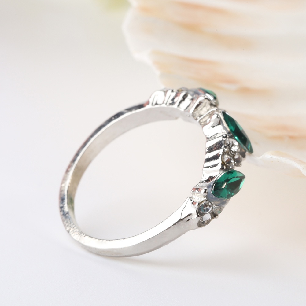 Nhẫn Hình Trái Tim Đính Đá Ngọc Lục Bảo