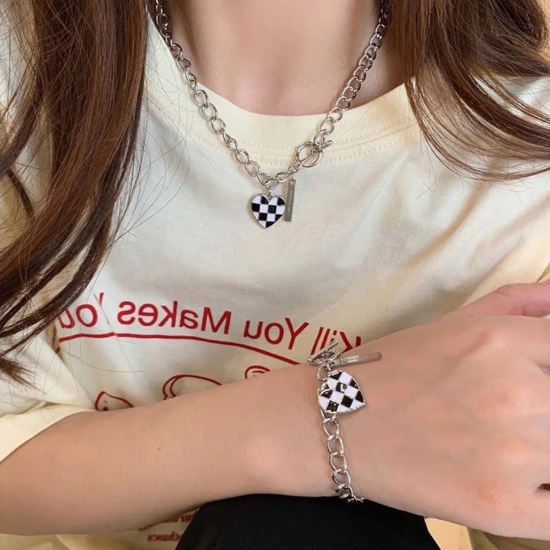 Vòng Tay Dây Mảnh Mặt Trái Tim Họa Tiết Bàn Cờ Cá Tính