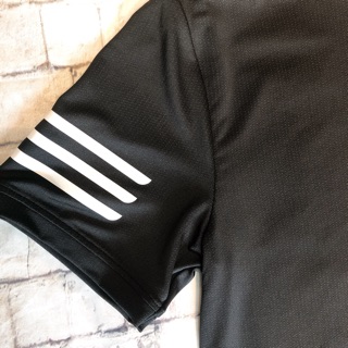 Áo phông có cổ adidas