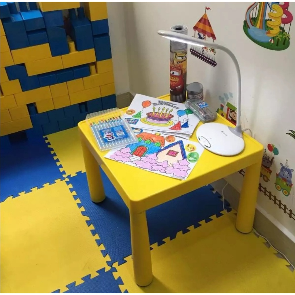 Bàn học cho bé nhựa Việt Nhật. Chân có thể tháo rời. Kích thước 50,5 x 50,5 x 42,5cm.