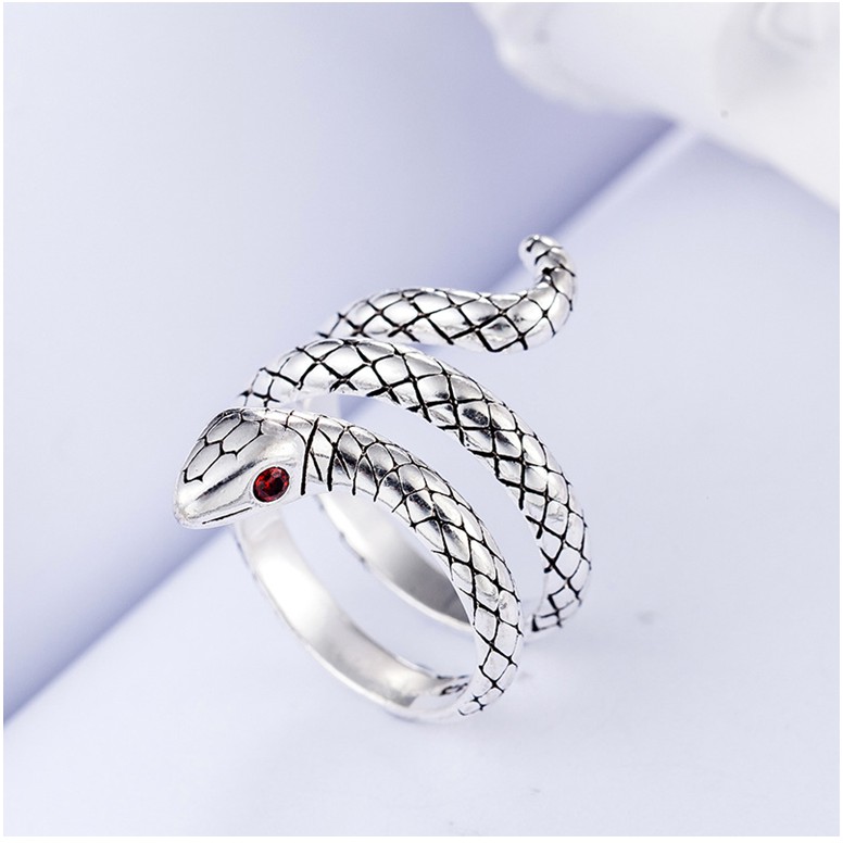 Nhẫn rắn mắt đỏ uốn lượn