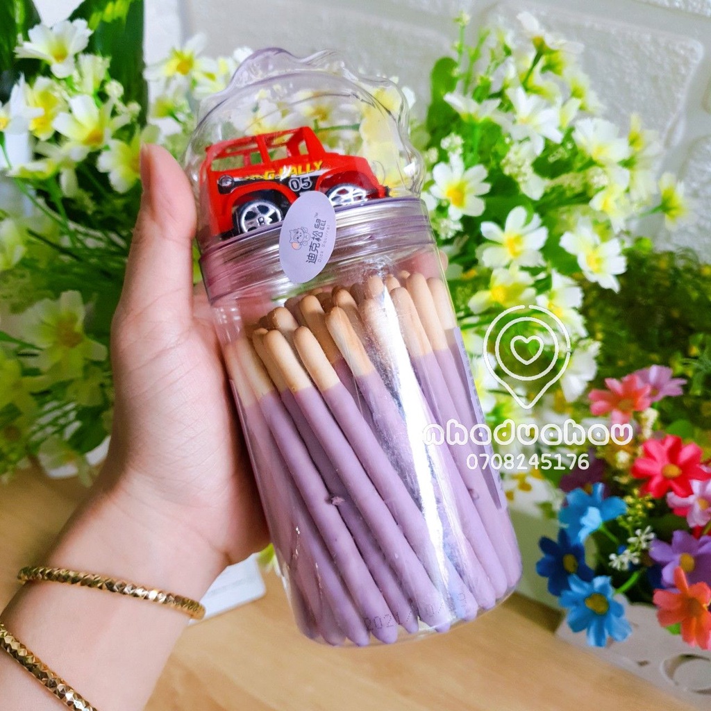 Một hủ bánh que phủ kem sô cô la vị dâu/ việt quất/matcha trà xanh kèm xe hơi đồ chơi cute Hongkong hủ 150gam