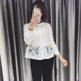 Áo trắng lụa thêu tay