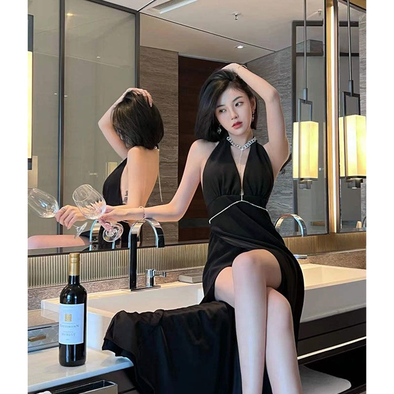 Đầm Hai Dây Cổ Chữ V Xẻ Sâu Màu Đen Phong Cách Thời Trang 2022 Dành Cho Nữ