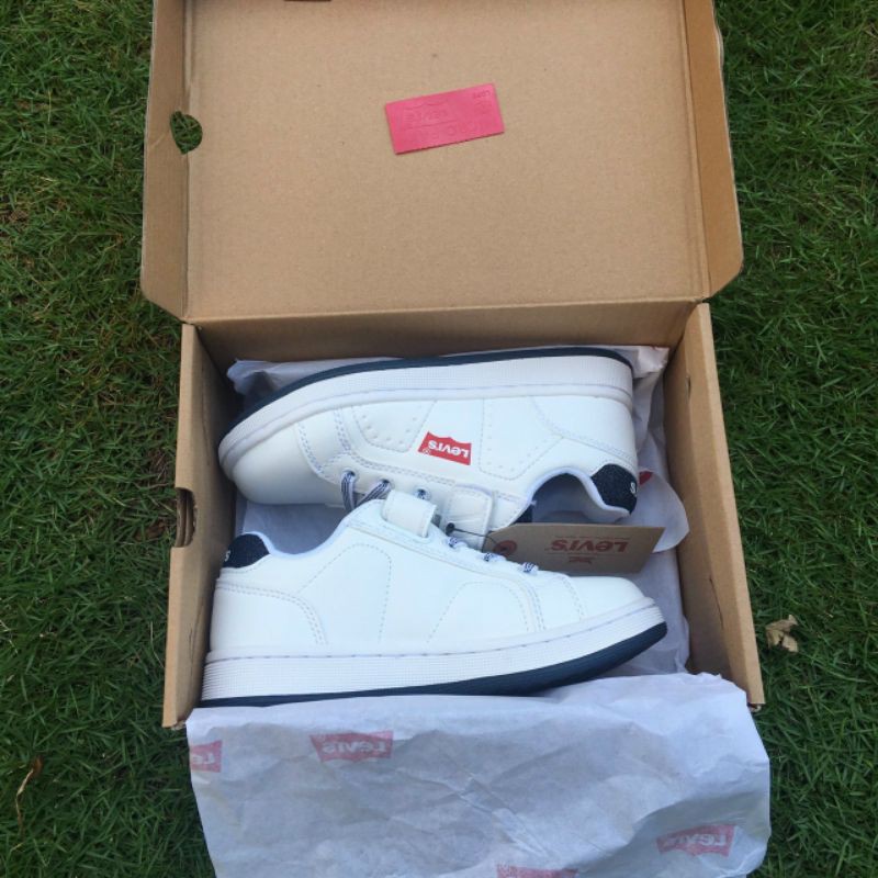 Giày xuất cho bé