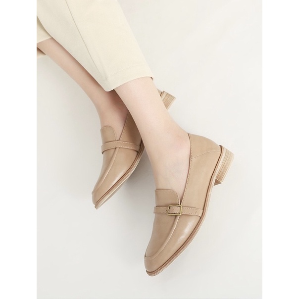 Giày loafer da mềm gắn khuy vuông