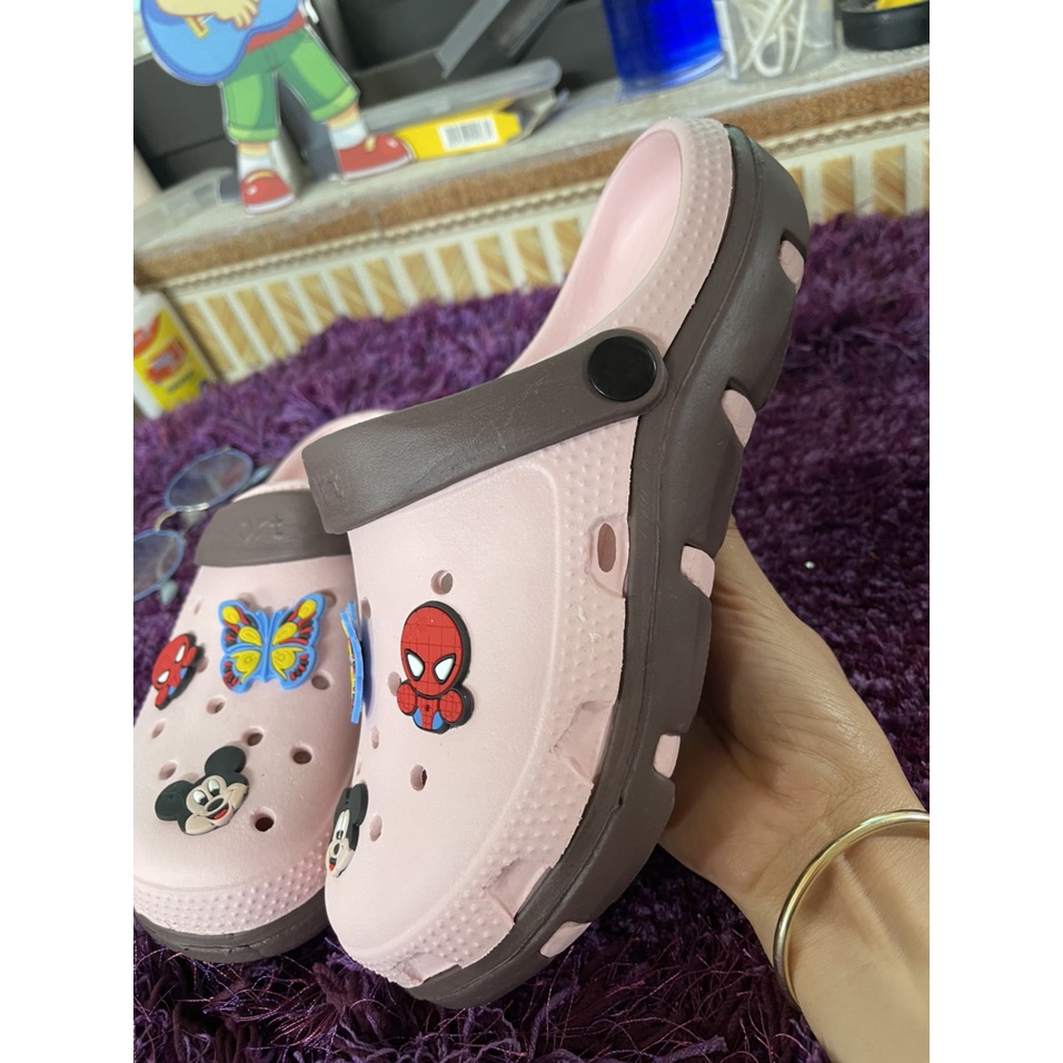 Dép Sục Cross Màu Hồng Phấn Đế Lượn Sóng Siêu Dễ Thương Tặng Kèm 6 Stick Ngộ Nghĩnh