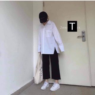 Áo sơ mi trắng xẻ tà