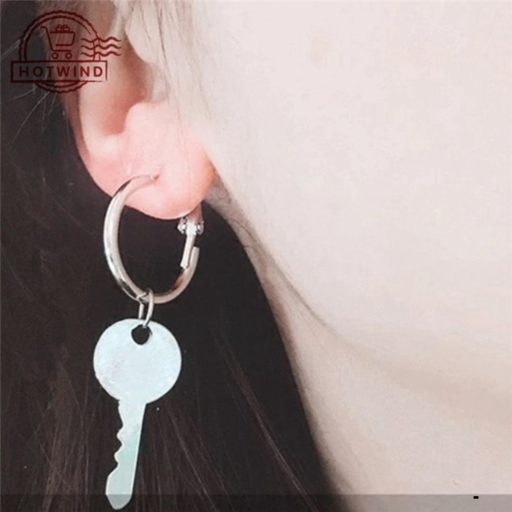 Khuyên tai hình chìa khóa và ổ khóa đơn giản