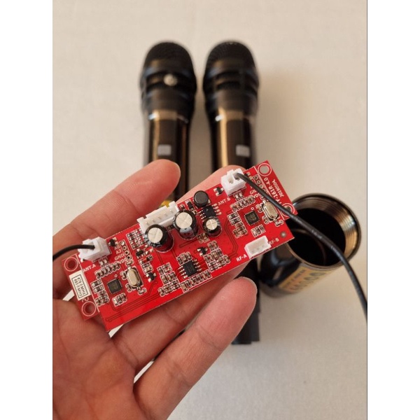 Micro không  dây  UHF cho loa kéo