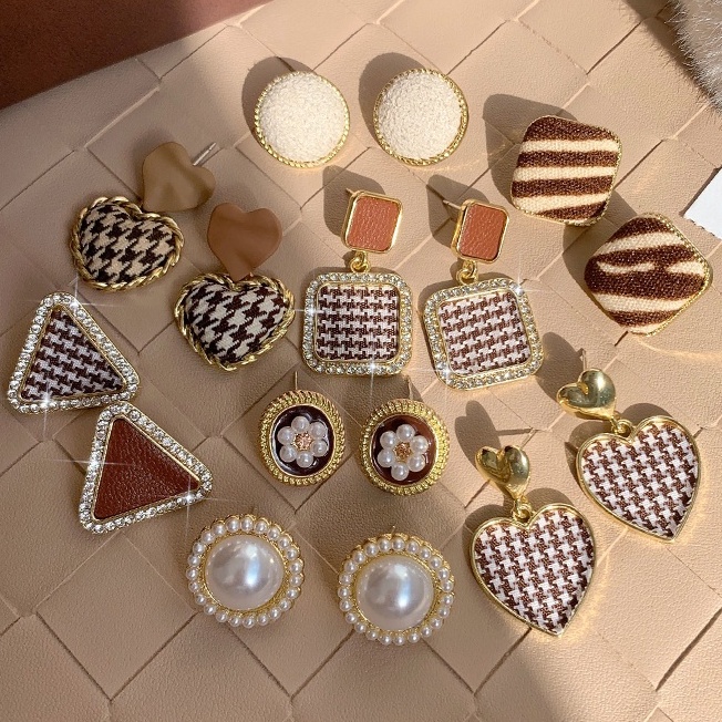 Bông Tai Đính Ngọc Trai Màu Cà Phê Phong Cách Hàn Quốc Thời Trang Thu Đông Cho Nữ