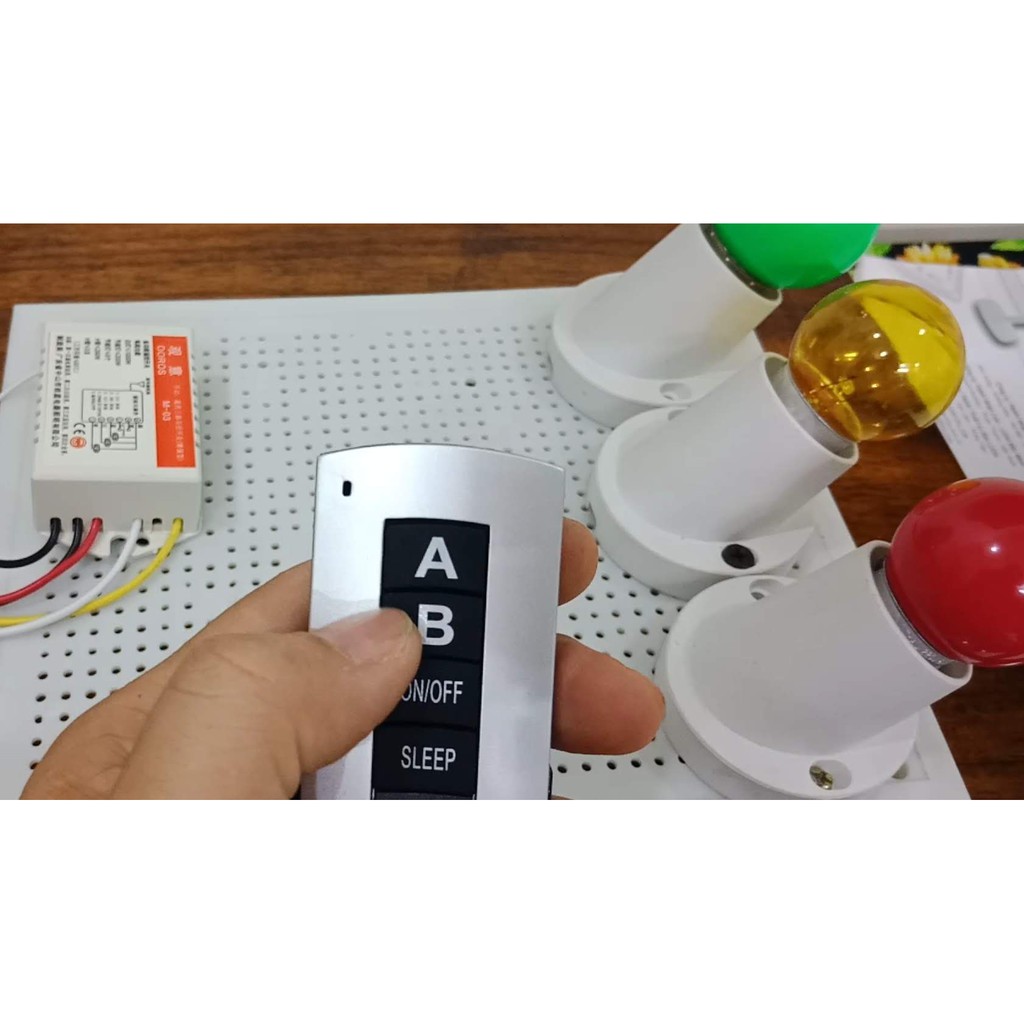 Công tắc 2 cổng độc lập - Remote đen - sóng vô tuyến xuyên tường - KÈM PIN