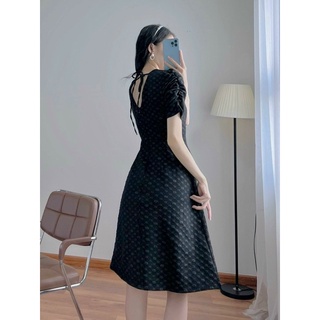ĐẦM TRẮNG CỔ V GẤM THÊU HOA