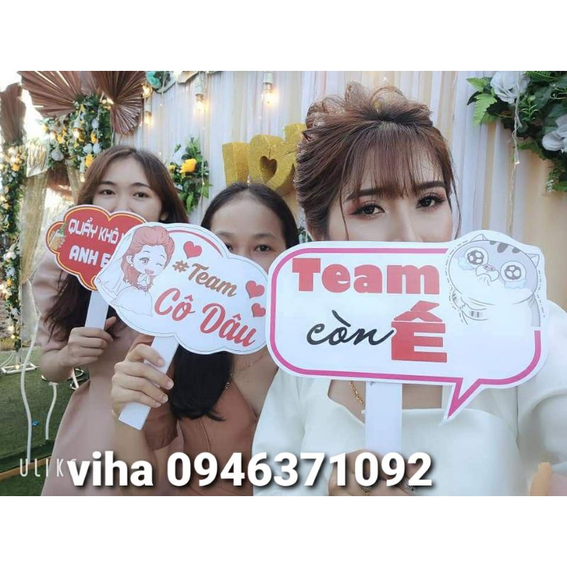Hashtag cưới, bảng cầm tay chụp hình cưới.