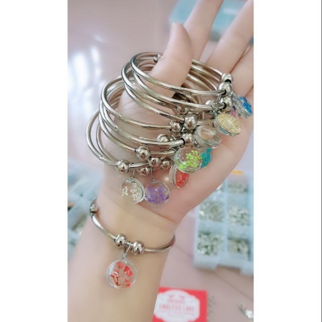 Vòng kiềng đeo tay hoa khô siêu xinh - món quà ý nghĩa cho mùa Valentine