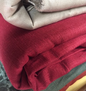 Vải linen tưng gân màu đỏ đô.