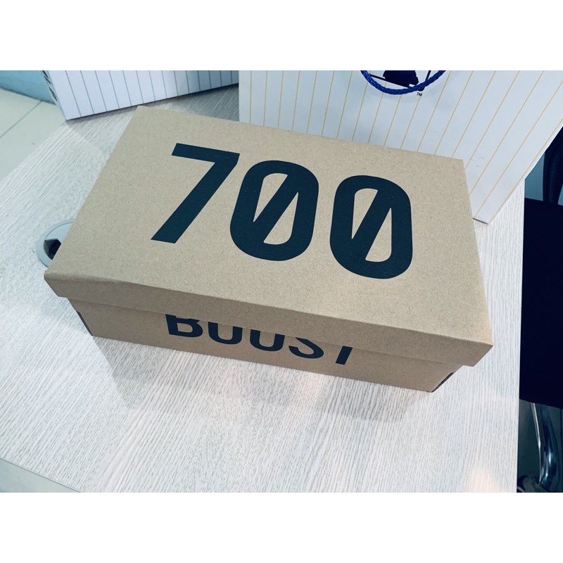 Hộp Giày YZ Boost 700