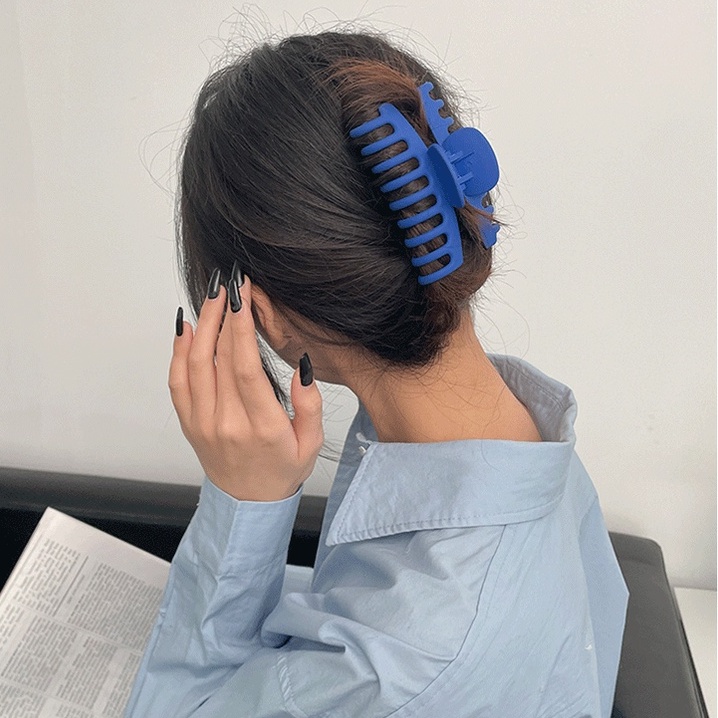 Kẹp tóc càng cua màu xanh dương hợp thời trang cho nữ