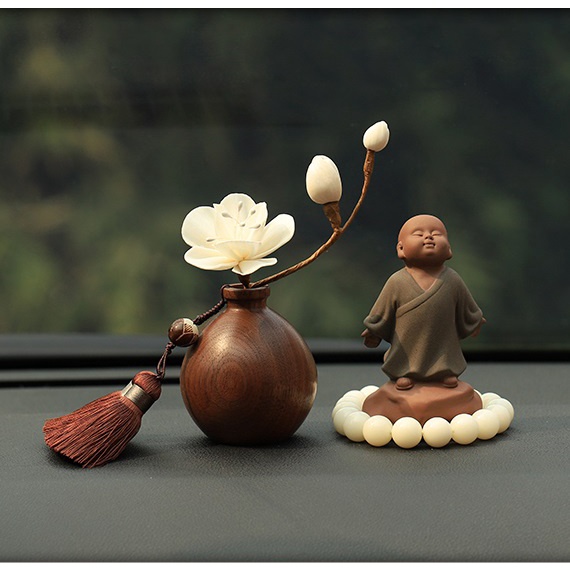 Tượng Phật, Chú Tiểu Hòa Thượng Trang Trí Ô Tô Xe Hơi Kèm Bình Hoa Mộc Lan Thơm Như Hình