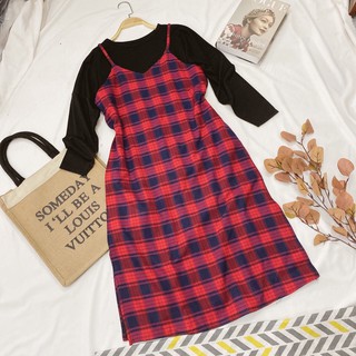 Set đầm yếm caro đỏ và áo pull đen