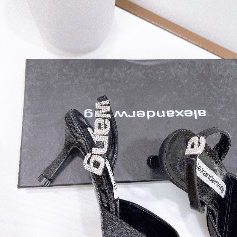 Giày cao gót Wangg lụa hở gót charm chữ đá đen trắng