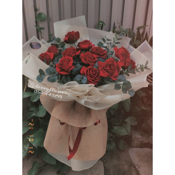 Bó hoa sáp đỏ đô lớp giấy kem đặt trước TPHCM