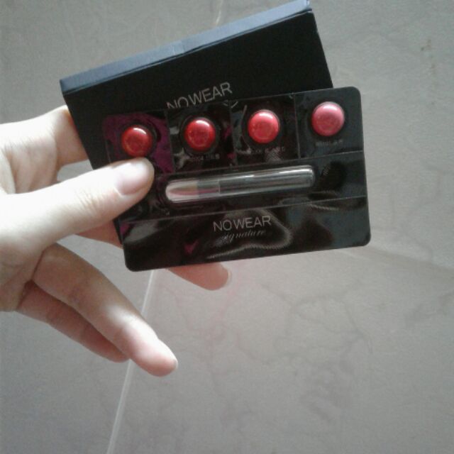 Vỉ son Mini Espoir Nowear Signature