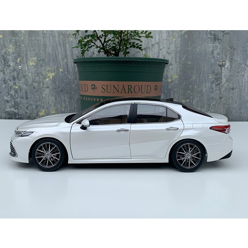 Mô hình Toyota Camry 2022 tỉ lệ 1:18
