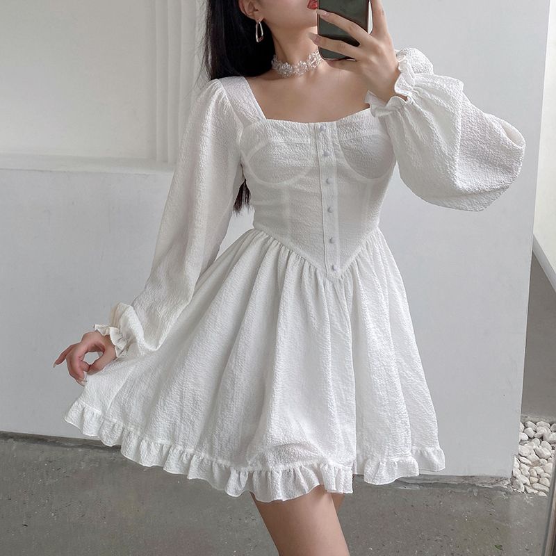 Váy xốp trắng đính cúc cổ vuông cá tính