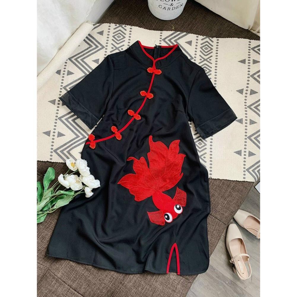 Đầm Suông Màu Đen Cổ Tàu, Sườn Xám Cách Tân Thêu Nổi Họa Tiết Con Cá Xẻ Tà Trang Trí Thời Trang Quảng Châu 2021. | BigBuy360 - bigbuy360.vn
