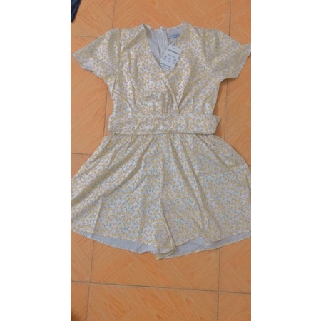 Váy Jum hoa nhí vàng dáng ngắn tay, bo eo, nơ bụng