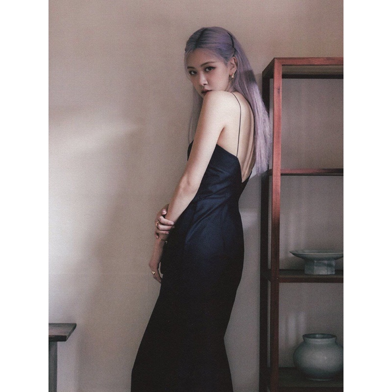 BLACKPINK ROSE váy đen dài cổ điển đậm khí chất Pháp