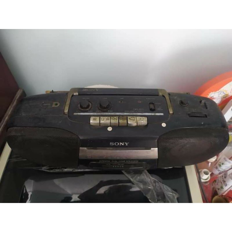 Máy cassette radio Sony kiểu cũ thập niên 90