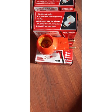 Đui đèn Ominsu w60 cắm điện không dây liền công tắc 5A-250V