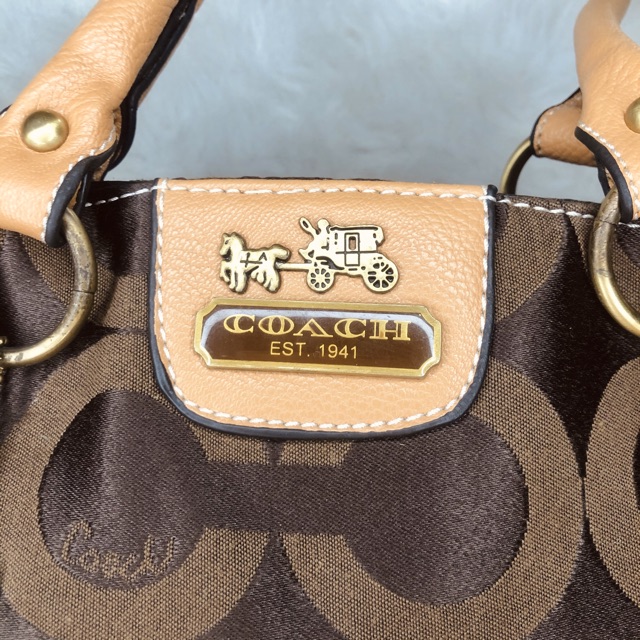 Xách tay có dây đeo chéo.Hiệu Coach