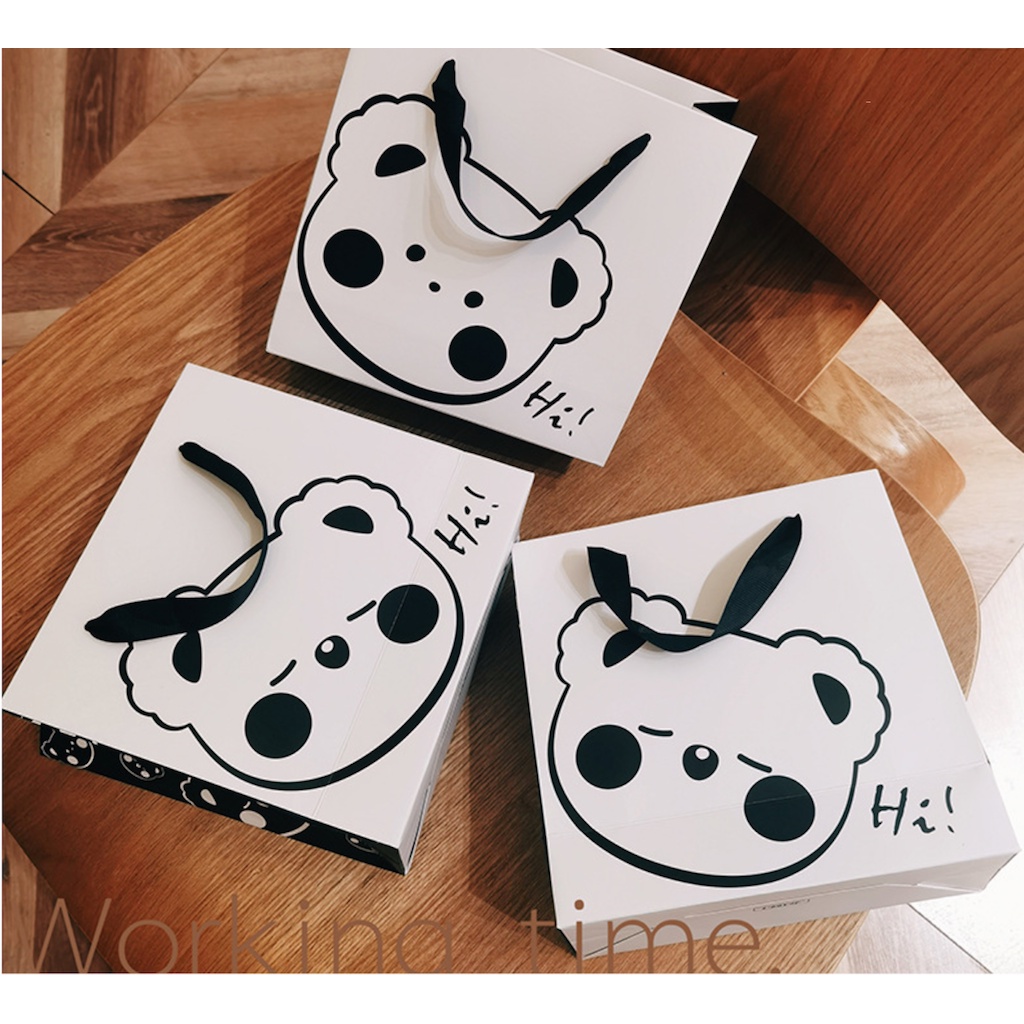Túi giấy bìa cứng trắng logo GẤU HI! dễ thương, quai vải đen mềm